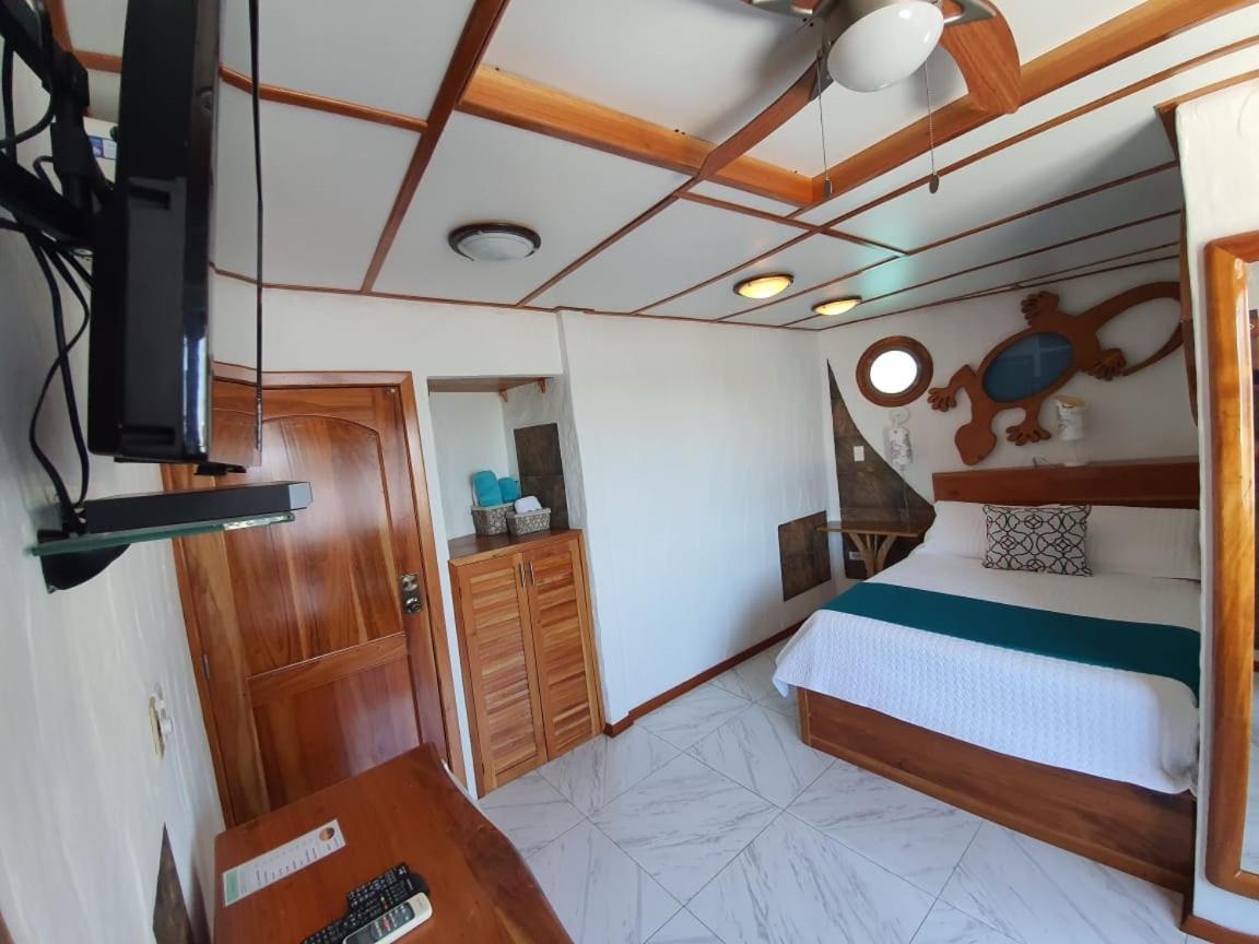 Casa Ocean Pier Bed and Breakfast Puerto Ayora  Buitenkant foto
